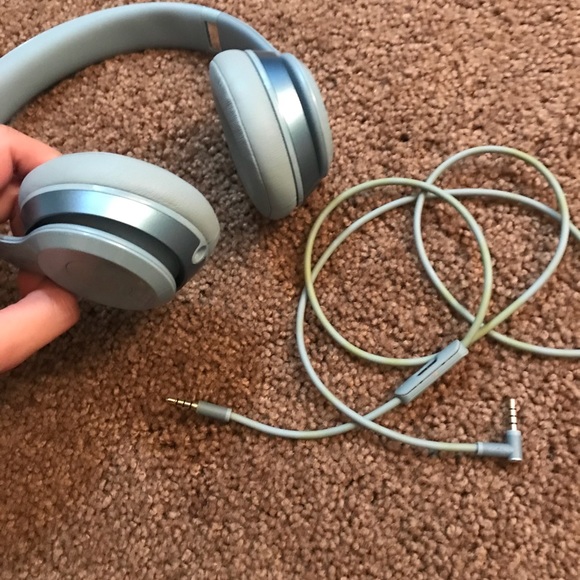 Beats by Dr. Dre Solo 2 On-Ear Wireless Headphones - Picture 5 of 8